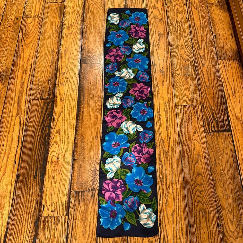 VINTAGE🩷ECHO SILK SCARF WITH FLORAL PEINT IN BLUE, PURPLE, GREEN AND WHITE